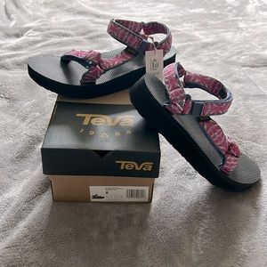 TEVA WOMENS SIZE 8 midform universal 1090969/TRSA